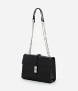 Cartera tipo shoulder bag de tamaño mediano, confeccionada en poliuretano con textura efecto croco. Presenta una tapa frontal con cierre metálico de giro, asa de mano reforzada y una correa larga de cadena plateada. Diseño estructurado con acabado sofisticado.