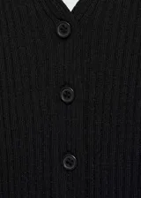 Top de punto fino con diseño entallado, escote en pico y cierre frontal con botones. Presenta un acabado acanalado y tirantes anchos.