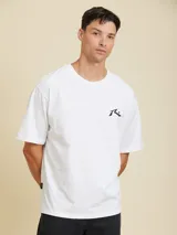 Remera blanca de manga corta con cuello redondo y un pequeño logo estampado en el pecho izquierdo.