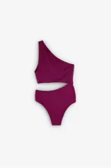 Bañador enterizo de color violeta con diseño asimétrico de un solo hombro y abertura cut out en la cintura. Cuenta con copas extraíbles y forro interior completo.