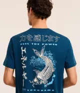 Remera azul de algodón con cuello redondo y manga corta. Presenta un estampado en la espalda con una carpa koi, un edificio tradicional japonés y la palabra "Yokohama".