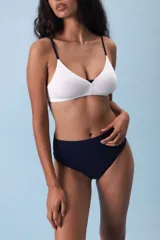 Bombacha vedetina negra de tiro alto, confeccionada en algodón suave, con faja en la cintura para un calce cómodo y delicado.