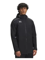 Campera deportiva Under Armour M Challenger Pro, de color negro con capucha y cierre frontal completo. Cuenta con detalles de líneas blancas en los hombros y el logo de la marca en el pecho. Incorpora tecnología UA Storm repelente al agua y tejido elástico.