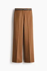 Pantalón bootcut color marrón, tiro alto, con pliegues frontales y cinturón elástico incluido con hebilla metálica redonda.