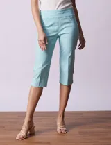 Bermuda color beige en gabardina elastizada, marca Ruby Rd. Con pretina ancha elastizada, bolsillos delanteros simulados y bolsillos traseros aplicados.