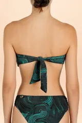 Top de bikini estilo bandeau con frunces laterales y detalle de piedra central. Presenta un estampado orgánico de líneas onduladas en tonos turquesa y marrón.