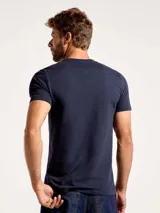 Camiseta de corte regular en color azul marino, confeccionada en tela con textura horizontal sutil, cuello redondo y mangas cortas.