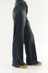 Jean wide leg azul con bolsillos plaqué en el delantero y bajo descosido.