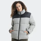 Campera puffer Reef con diseño bicolor en gris y negro, cuello alto, cierre frontal y bolsillos laterales con cierre.