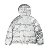 Campera puffer plateada, acolchada y liviana, con capucha ajustable, cuello alto, cierre y botones a presión.