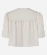 Blusa cropped de satén color crema, con cuello redondo, mangas cortas abullonadas con hombreras y detalle de fruncido en el frente.