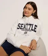 Saco cerrado tipo hoodie blanco con capucha, cordón ajustable, bolsillo canguro y estampa frontal con el texto "SEATTLE Washington 1989".