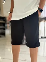 Bermuda deportiva de corte baggy y estilo jogging, en color beige, con bolsillos laterales y cintura elástica.