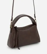 Cartera pequeña de diseño estructurado color marrón, con asa corta fija y correa larga desmontable. Cuenta con cierre superior de cremallera y detalle de tiras decorativas en el lateral.