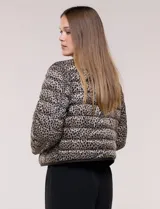 Campera puffer corta de diseño reversible y liviano, marca Michael Kors. Cuenta con acabado resistente al agua, diseño acolchado con matelaseado horizontal, cuello redondo a la base sin solapa ni capucha, cierre frontal completo con botones de presión metálicos, bolsillos laterales funcionales y ribetes a tono. Largo a la cintura y empacable en su propia bolsa de guardado.
