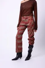 Pantalón recto con estampado abstracto en tonos marrones y negros, tiro medio.