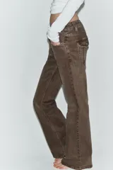 Jeans de tiro bajo con diseño bootcut y acabado flare en el bajo. Cuenta con cinco bolsillos, trabillas para cinturón y cierre frontal con cremallera y botón metálico.