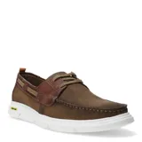 Zapatos náuticos Democrata modelo Nomo, confeccionados en cuero marrón con detalles en cuero más oscuro. Presentan cordones al tono, costuras reforzadas en la puntera y una suela deportiva blanca de goma.