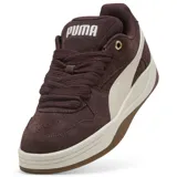Championes urbanos Puma modelo Park Luna SD, confeccionados en gamuza color chocolate con la icónica franja lateral en tono crema. Presentan cordones gruesos, suela de goma con entresuela en contraste y ojal superior metálico dorado.