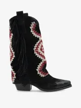 Bota de caña media confeccionada en cuero negro, con diseño de bordado geométrico en tonos blanco y bordó. Presenta detalle de flecos laterales y taco cuadrado de altura media.