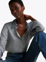 Camisa celeste con estampado de lunares blancos, de corte regular, cuello francés, cartera oculta y puños con un botón.