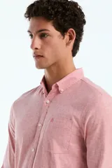 Camisa de manga larga de lino y algodón color rosado con bolsillo frontal y bordado del logo de la marca.