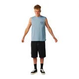 Musculosa Rip Curl Staple Muscle color celeste, sin mangas, con cuello redondo y pequeño estampado circular en el pecho.
