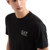 Remera negra de manga corta con cuello redondo. Logo EA7 Emporio Armani estampado en el pecho.