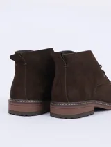 Botín acordonado de gamuza color marrón chocolate con suela de goma.