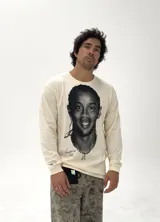 Remera de manga larga color beige con estampado fotográfico frontal de Ronaldinho en blanco y negro. Presenta un corte oversize y cuello redondo.