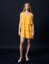 Vestido corto de gasa color amarillo, con escote en V, sin mangas y forro interno a tono.