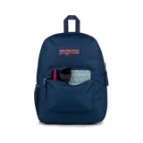 Mochila Jansport azul marino con un compartimento principal grande, bolsillo lateral para botella de agua, bolsillo frontal con cremallera, tirantes acolchados y panel trasero acolchado.
