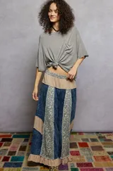 Remera de manga corta con diseño holgado, cuello redondo y bolsillo frontal aplicado en el pecho.