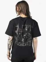 Remera de manga corta en color blanco, con corte holgado y cuello redondo. Presenta un pequeño estampado con el logo de la marca en el pecho.