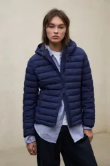 Campera puffer azul marino con capucha y cierre frontal, diseño acolchado de líneas horizontales y bolsillos laterales con cremallera.