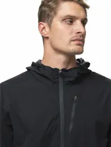 Campera rompevientos negra con capucha ajustable, cierre frontal completo, dos bolsillos laterales con cierre y un bolsillo adicional en el pecho con cierre.