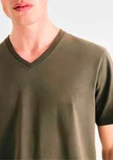 Remera básica de manga corta y cuello en V, de color azul, con diseño liso y corte clásico.