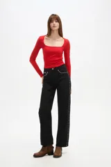 Remera manga larga color blanco, con ajuste al cuerpo y escote cuadrado.