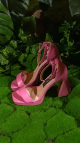 Sandalias de tacón grueso color rosa, con plataforma delantera y pulsera con hebilla al tobillo.