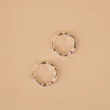 Aros tipo argolla de diseño torneado, fabricados en plata 925 con acabado brillante.