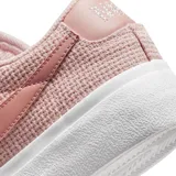 Championes Nike Blazer Low Platform de color rosado con textura de tejido tipo waffle. Presenta el icónico swoosh de Nike en el lateral en un tono rosado más intenso, cordones al tono y una suela de plataforma blanca de goma.