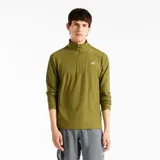 Buzo deportivo New Balance de hombre, de manga larga, con cuello alto y medio cierre frontal. Presenta diseño space dye en tono verde militar y logo reflectante en el pecho.