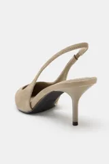 Zapato de tacón destalonado de diseño clásico, con acabado en punta fina, tira trasera elástica y tacón fino de altura media.