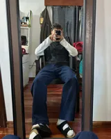 Sandalias tipo zueco marca Rivaro, confeccionadas en cuero gamuzado negro con dos tiras ajustables con hebillas metálicas. Presentan una plantilla anatómica de corcho y látex, y suela de goma antideslizante.