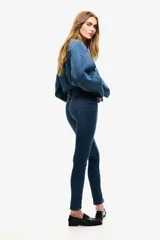 Pantalón de jean elastizado azul oscuro, corte skinny, tiro alto y cinco bolsillos.