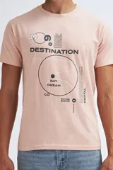 Remera de manga corta color rosado con estampado gráfico frontal en color negro que incluye las frases 'Destination', 'Day Dream', 'Future Slopes' y 'Digital'.