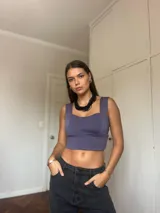 Top corto color lila con escote cuadrado y breteles anchos.