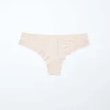 Pack de tres tangas de microfibra con detalles de encaje en la cintura y los bordes. El conjunto incluye una tanga negra con estampado floral, una tanga lisa en tono nude y una tanga marrón con estampado de flores pequeñas.