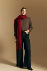 Polera de tejido de punto color blanco, con cuello alto acanalado, hombros caídos y detalle de costura vertical en el frente.