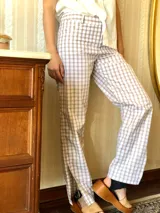 Pantalón cuadrillé beige confeccionado en popelina, con tajo de 25 cm en los laterales.